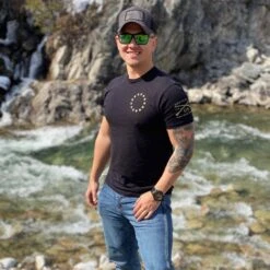 Betsy Rifle Flag T-Shirt - Black 10 Betsy Rifle Flag T-Shirt - Black -Fashion Trend Clothing Store GS4013 BetsyRifleFlag Black 050823 002